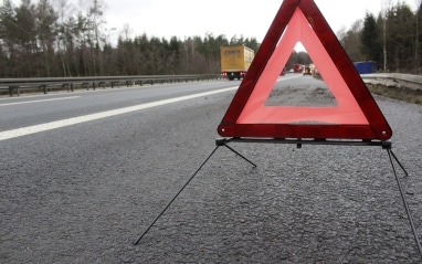 Náhrada škody pri dopravnej nehode spôsobenej zamestnancom a hranice adhézneho rozhodovania.